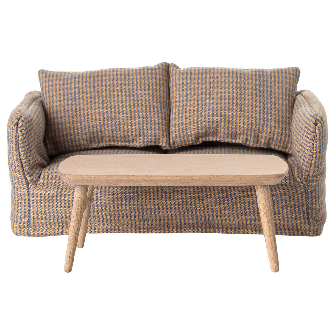 Maileg houten salontafel voor poppenhuis, geplaatst voor een bankje.