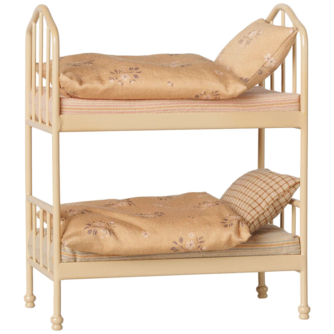 Maileg poppenhuis stapelbed van beige metaal met gebloemd en geruit beddengoed.