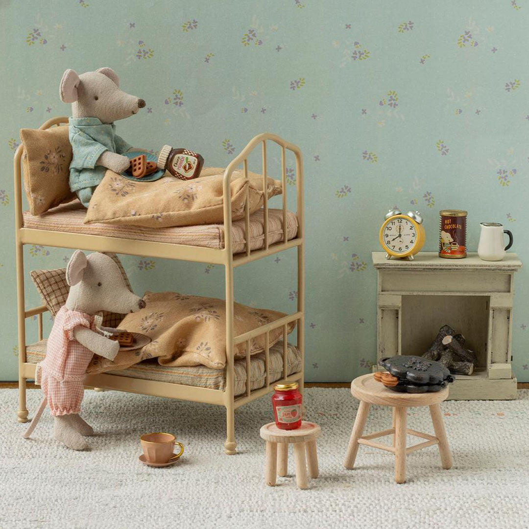 Maileg poppenhuis stapelbed met twee muizenpoppen die ontbijten in een kamer.