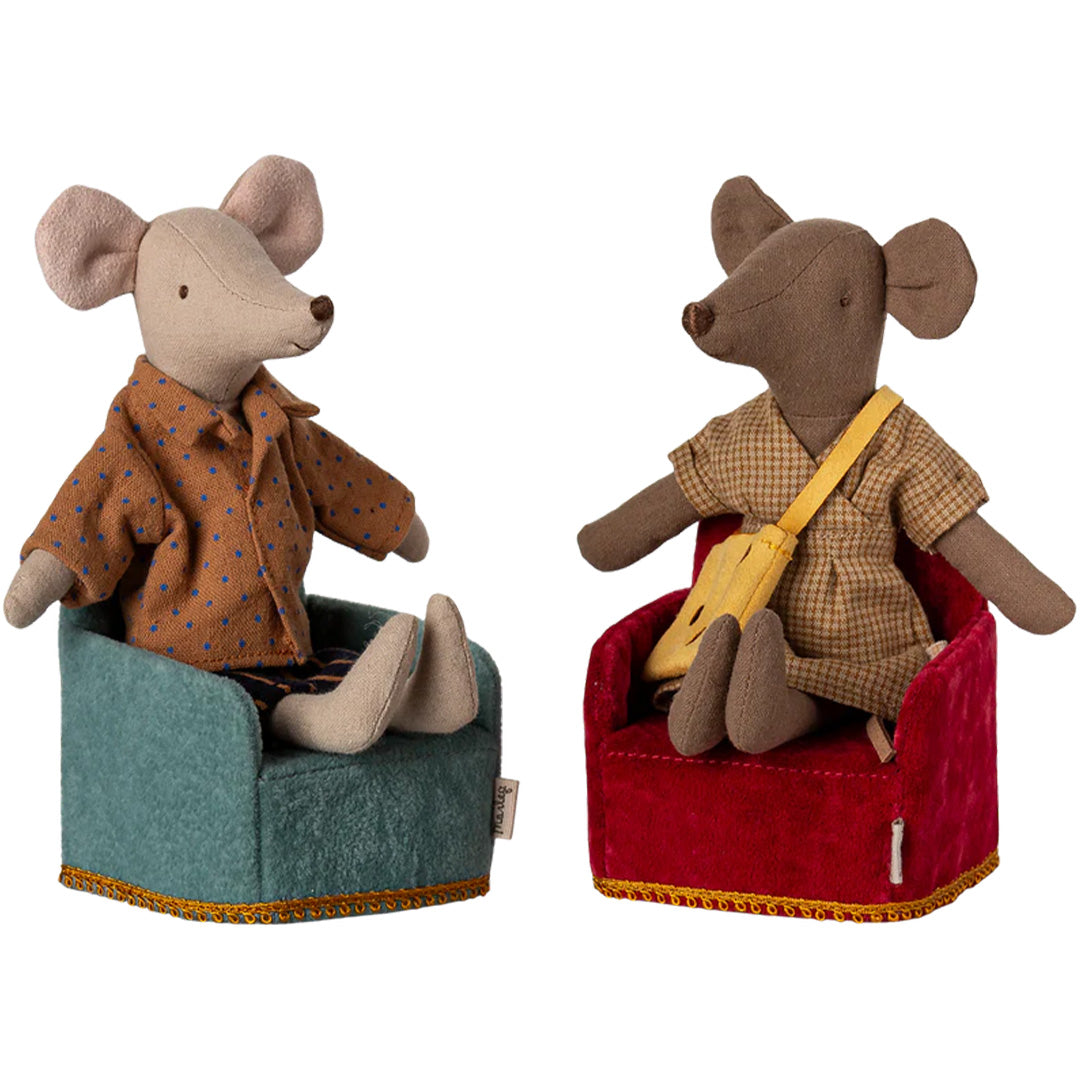 Twee Maileg muizenpoppen zitten in een rode en een turquoise poppenhuisstoel.