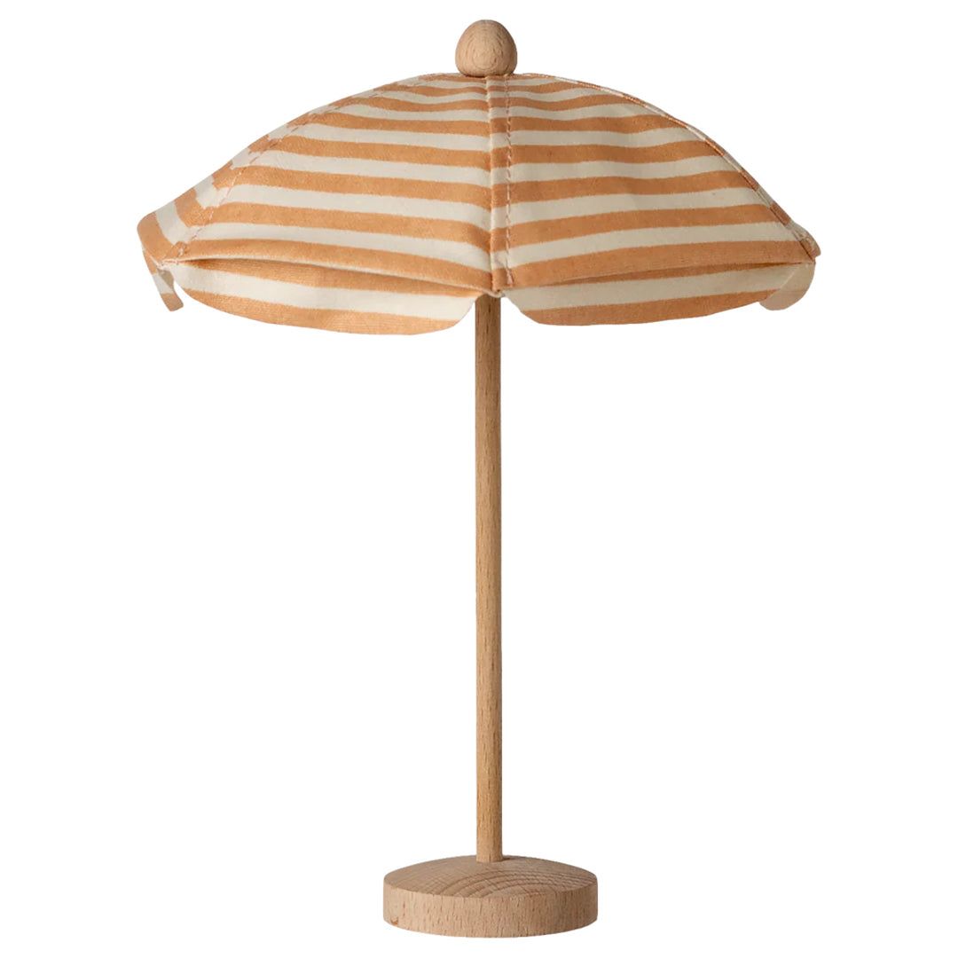 Maileg poppenhuis strandparasol met oranje-witte strepen en houten standaard.