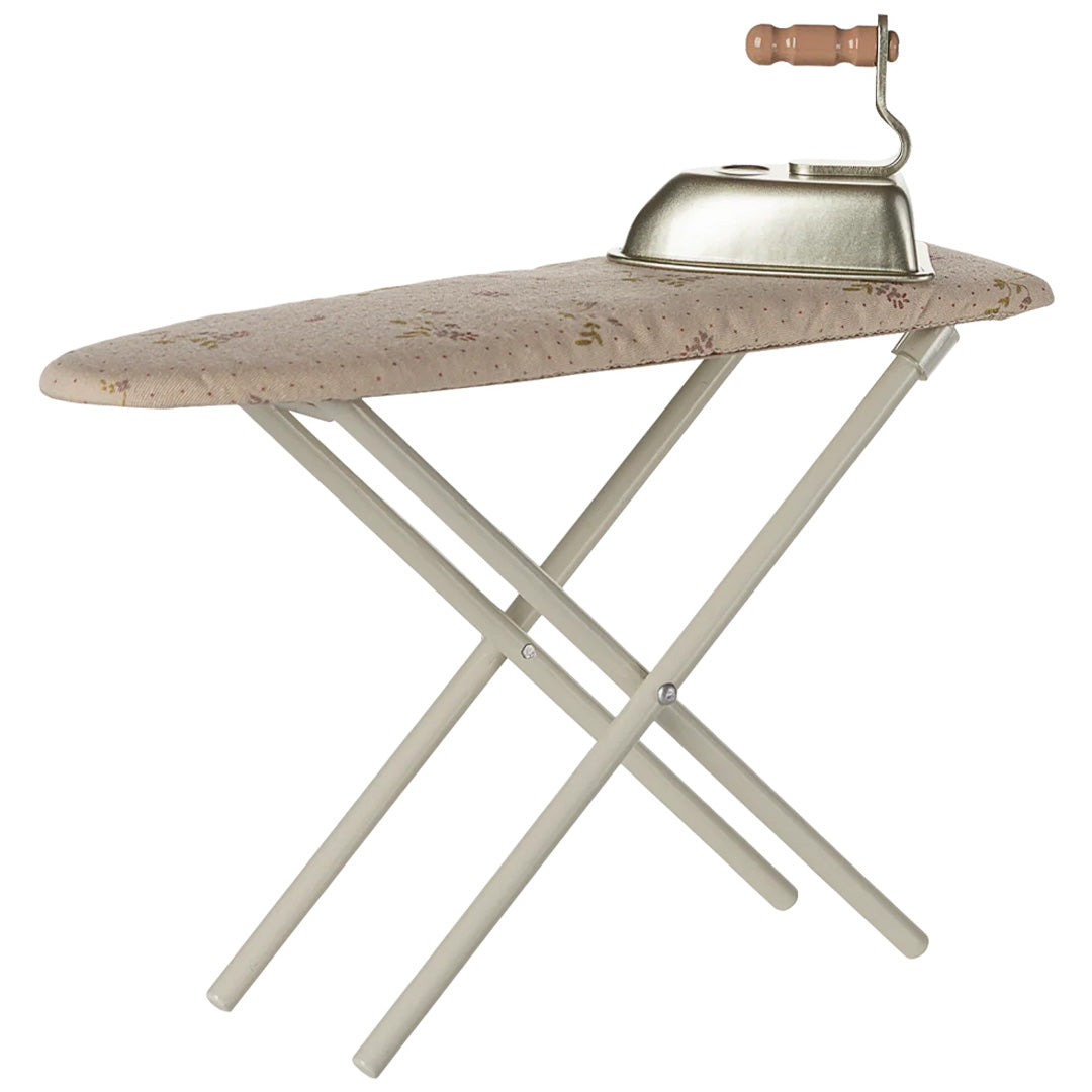 Maileg poppenhuis strijkplank met gebloemde hoes en een strijkbout.