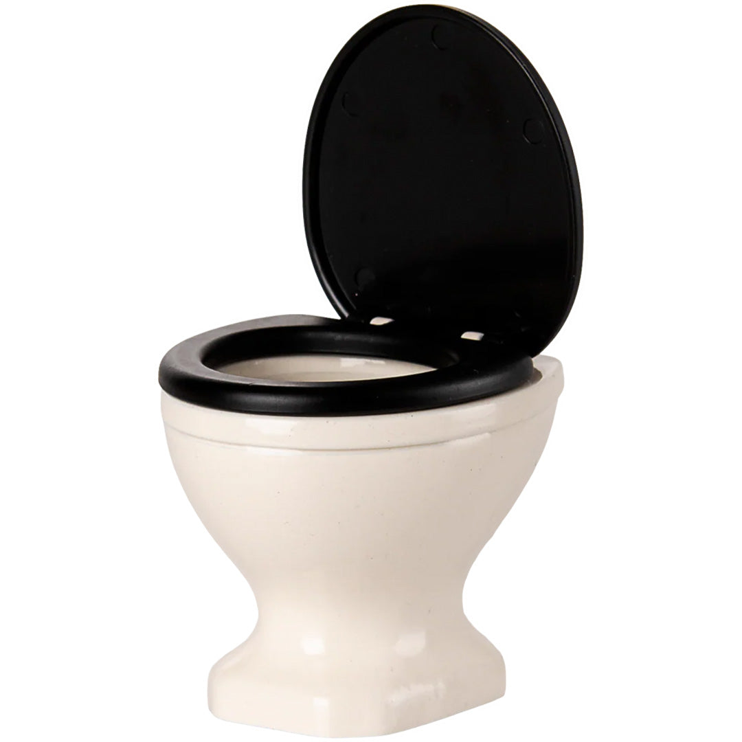 Maileg poppenhuis toilet in off-white met geopende zwarte deksel.
