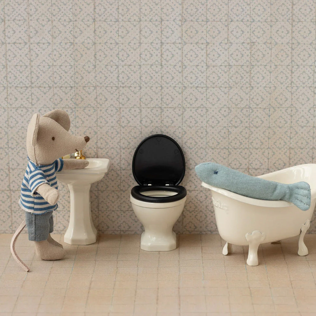 Maileg muis in een poppenhuis badkamer met toilet, wastafel en bad.