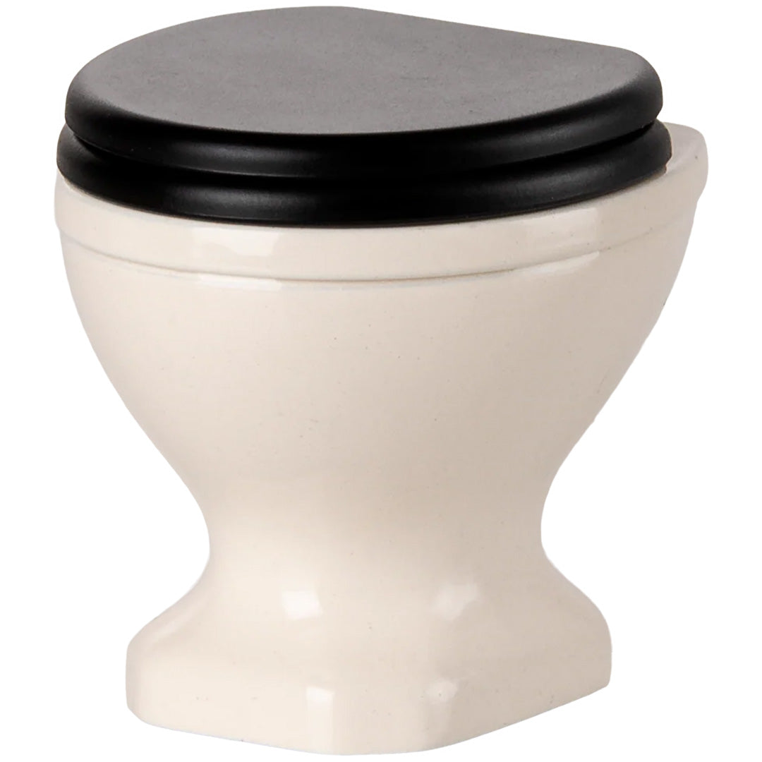 Maileg poppenhuis toilet in off-white met gesloten zwarte deksel.