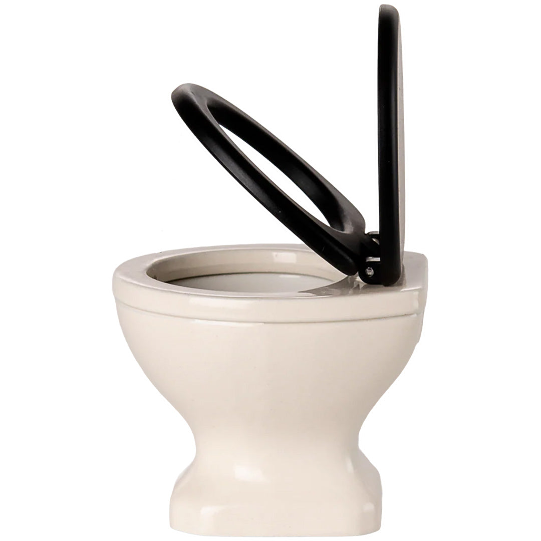 Maileg poppenhuis toilet in off-white met deksel schuin omhoog.