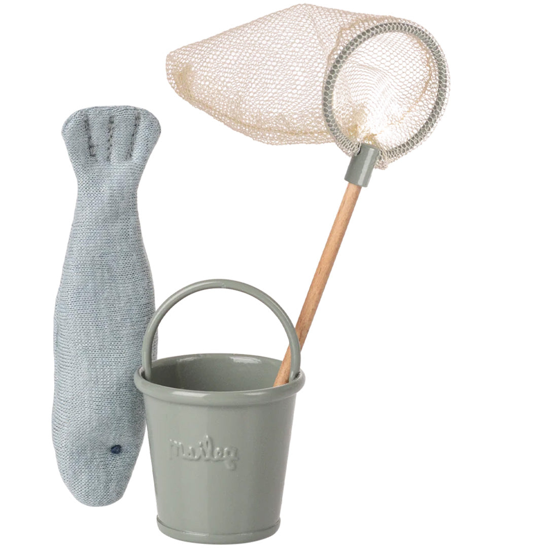 Maileg poppenhuis visset met een grijze stoffen vis, een emmer en een schepnet.