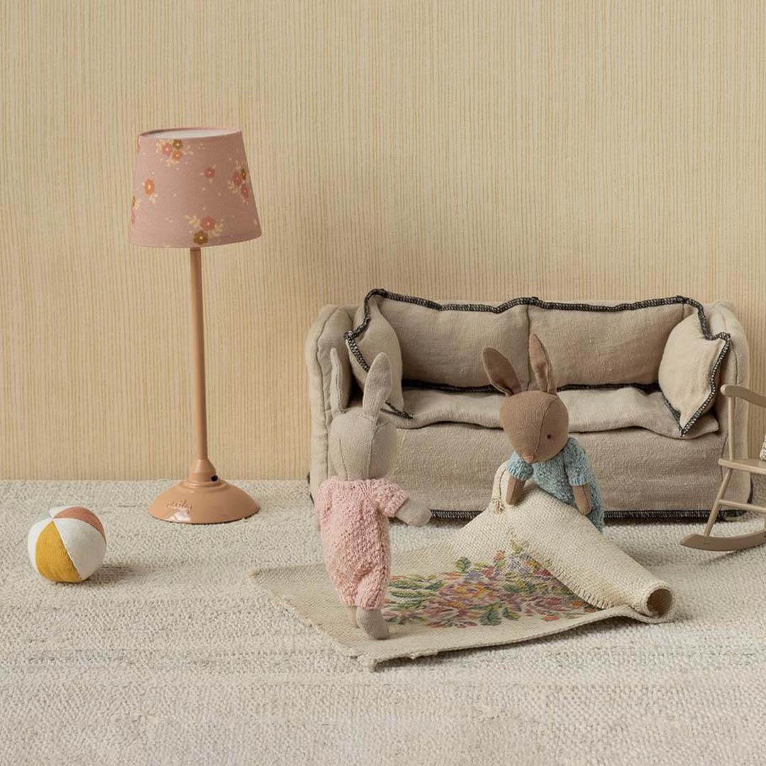 Maileg poppenhuis vloerlamp in een poppenhuis woonkamer met twee konijnenpoppen.