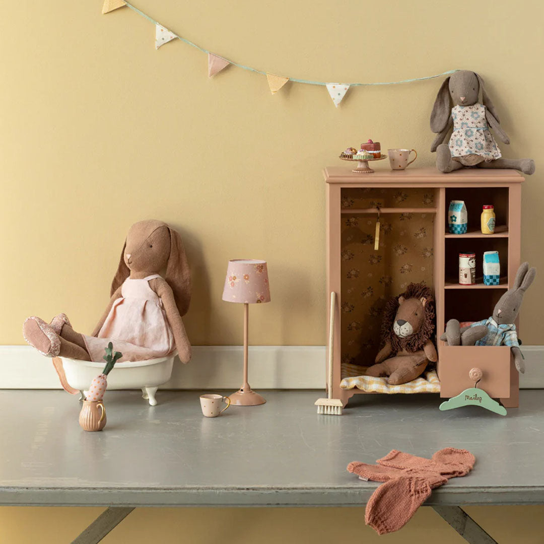 Maileg poppenhuis vloerlamp als onderdeel van een uitgebreide poppenhuis collectie met diverse meubels en poppen.