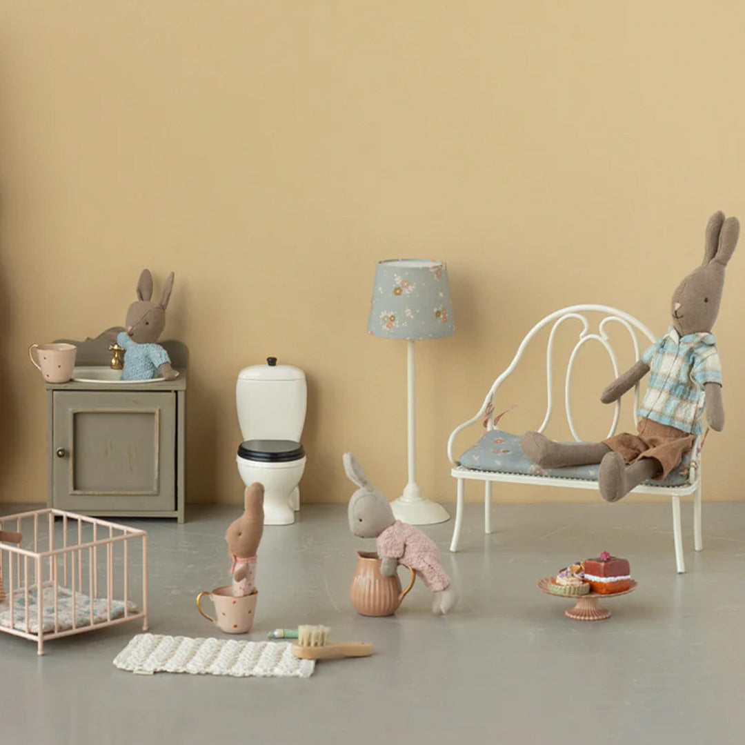 Maileg poppenhuis collectie met konijnenpoppen, meubels en een vloerlamp in een speelscène.