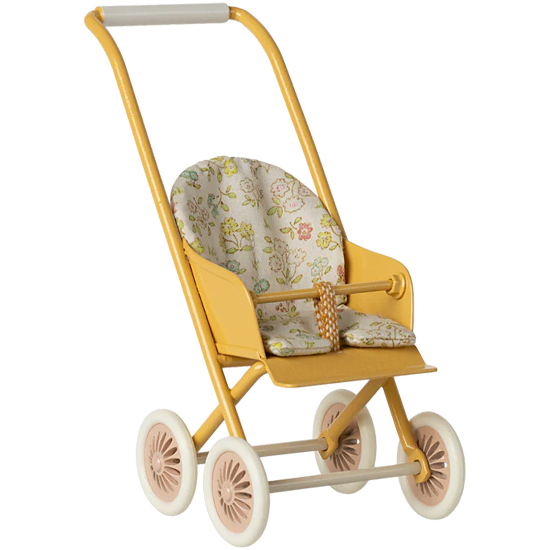 Maileg gele poppenkinderwagen met gebloemd katoenen zitje, van voren gezien.