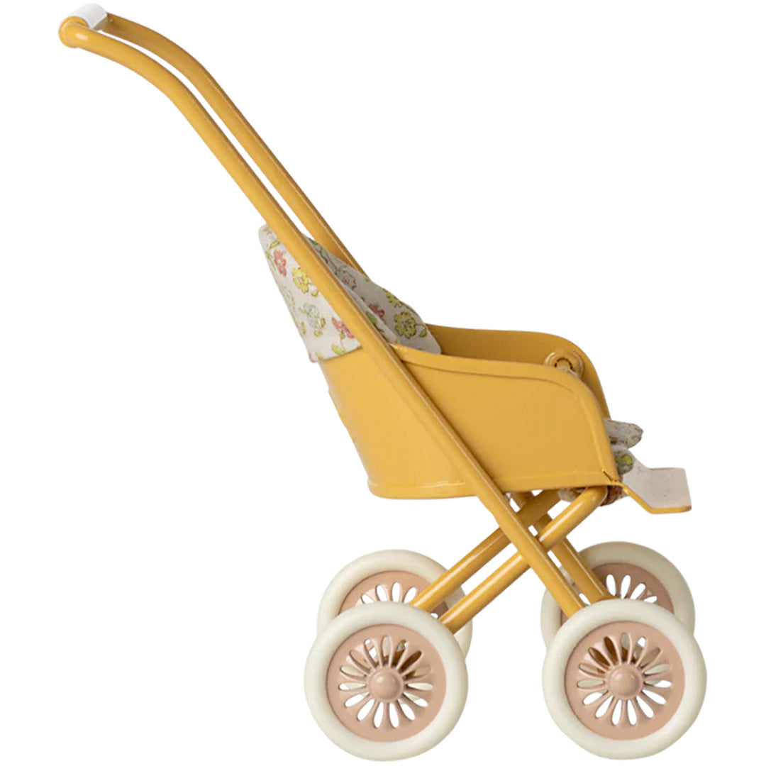 Maileg gele poppenkinderwagen met gebloemd katoenen zitje, van de zijkant gezien.
