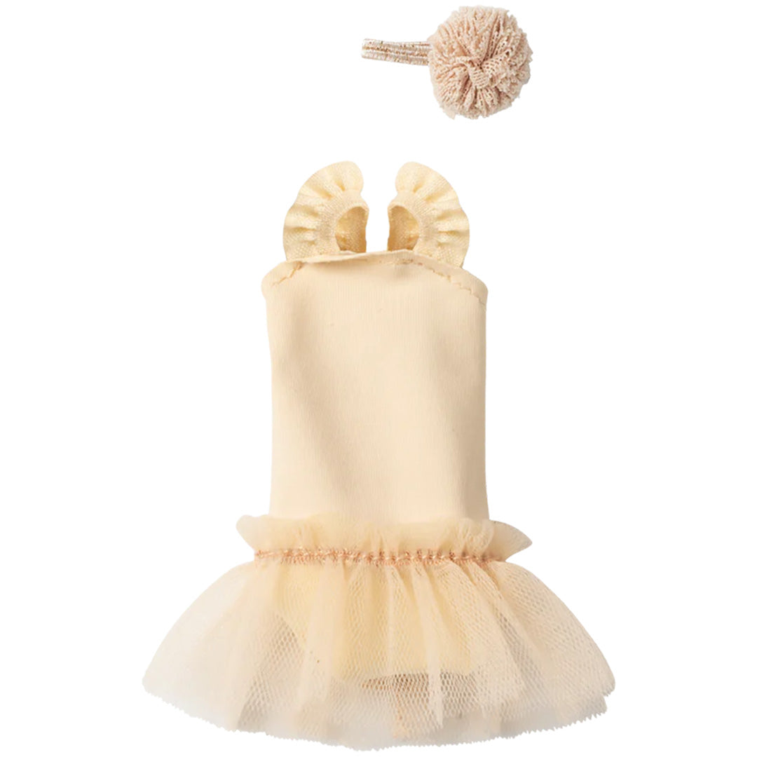 Maileg poppenkleding ballerina cream, bestaande uit een crèmekleurig jurkje met tule rok en een bijpassende haarband.