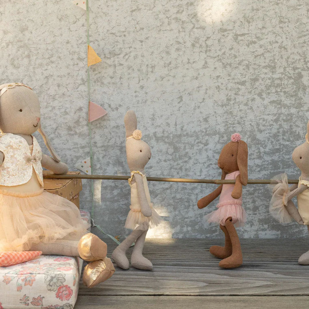 Maileg knuffelkonijnen in ballerina poppenkleding, waarvan twee konijnen aan een houten balletbar staan.