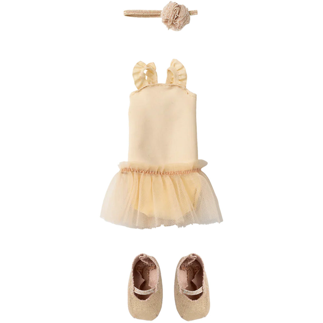 Maileg poppenkleding ballerina cream set met leotard, hoofdband en gouden balletschoentjes.