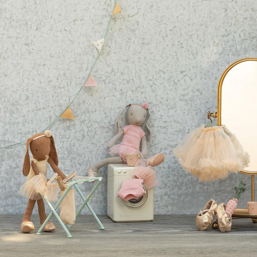 Maileg knuffelkonijnen in een speelset met de ballerina cream poppenkleding en gouden balletschoentjes.