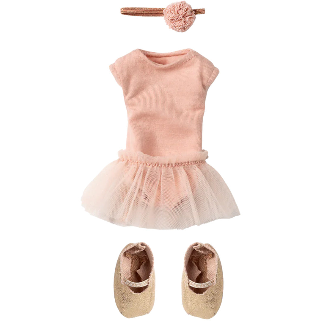 Maileg roze ballerina poppenkleding set met roze leotard, tule rokje, haarband en gouden balletschoentjes.