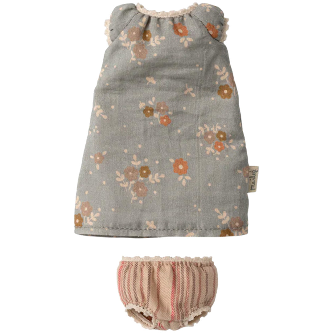 Maileg poppenkleding set met een blauwe gebloemde jurk en gestreepte onderbroek.