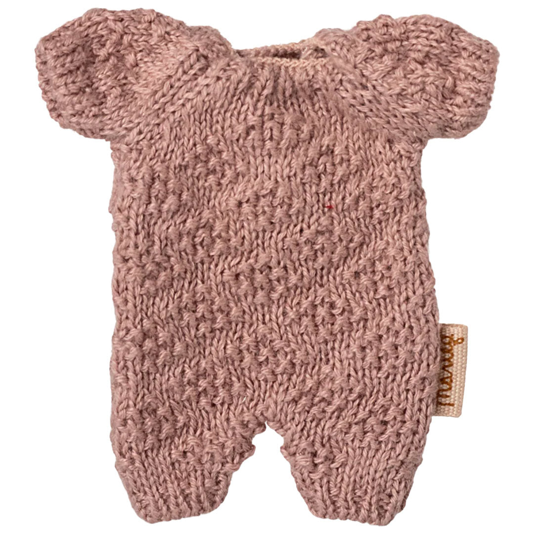 Maileg gebreid roze poppenpakje met textuurpatroon en merklabel.