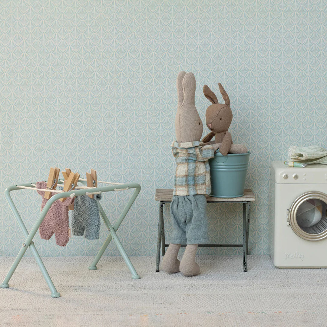 Maileg knuffelkonijnen doen de was met een droogrek vol gebreide poppenkleding en een miniatuur wasmachine.