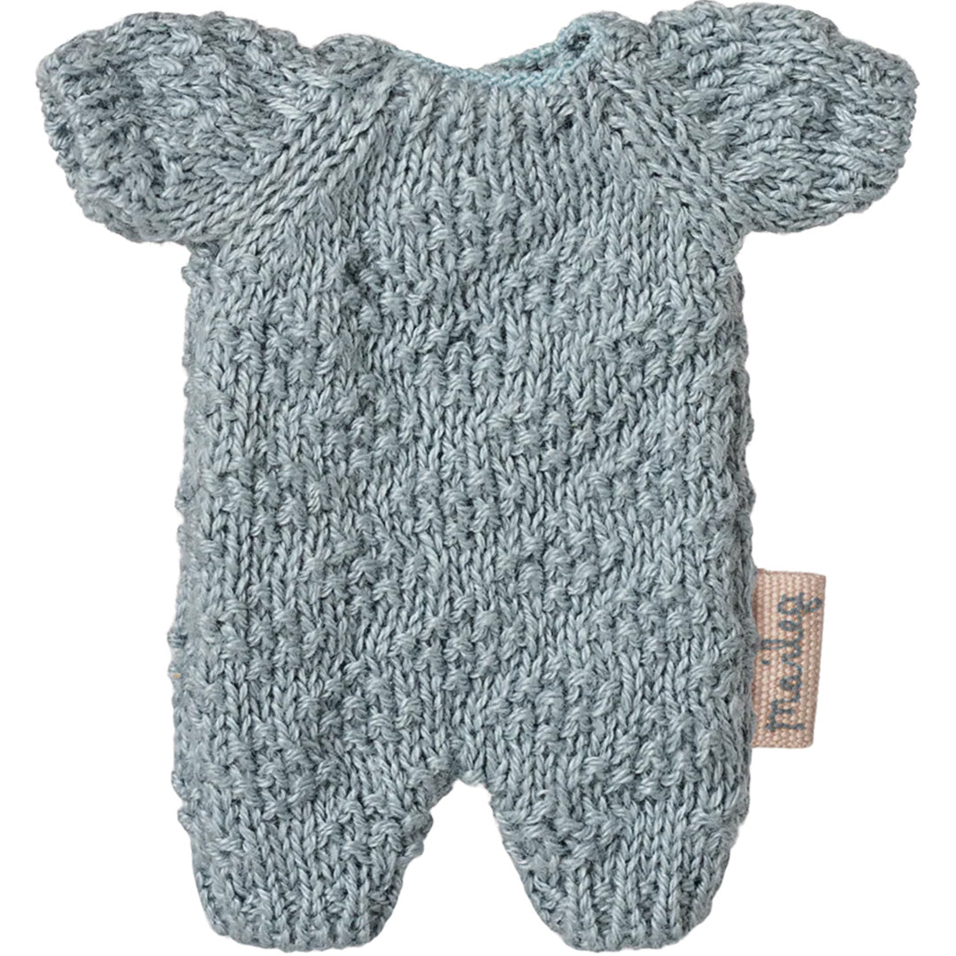 Maileg gebreid blauw pakje voor poppenkleding, met korte mouwen en pijpen.