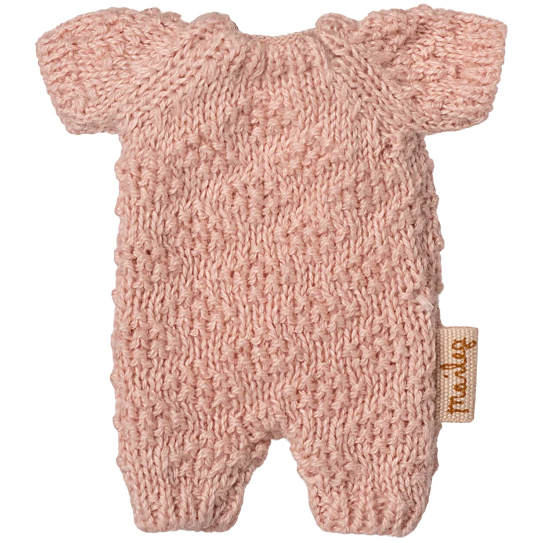 Maileg roze gebreid pakje voor poppen met textuurpatroon en merklabel.