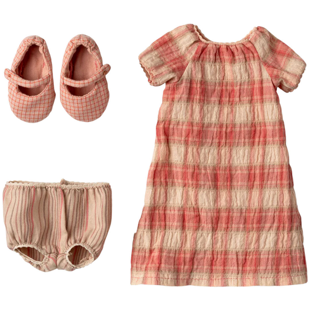 Maileg poppenkleding set met een roze geruite jurk, bijpassende schoentjes en gestreepte bloomer.