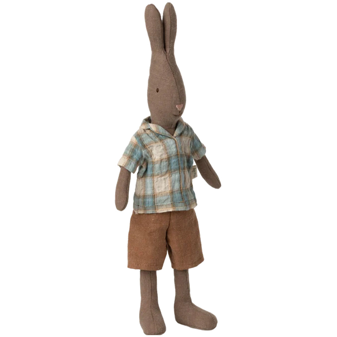 Maileg knuffelkonijn draagt een geruit shirt en een bruine korte broek.