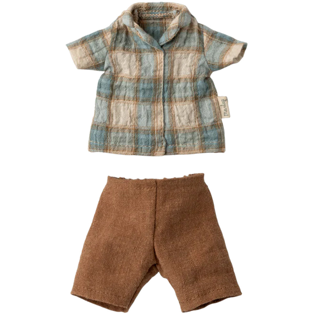 Maileg poppenkleding set met een geruit shirt en een bruine korte broek.