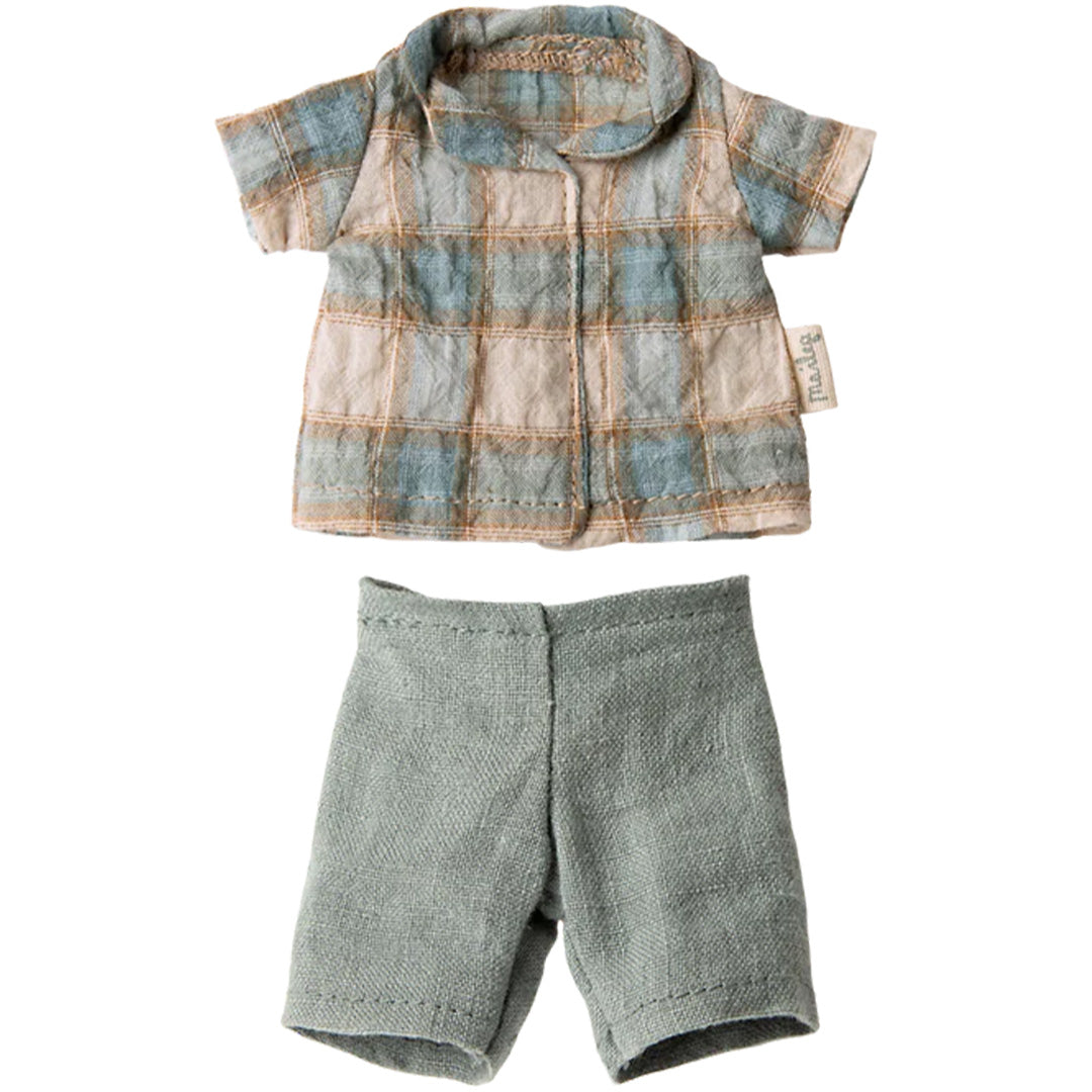 Maileg poppenkleding set met een geruit shirt en een grijze broek, plat gelegd.