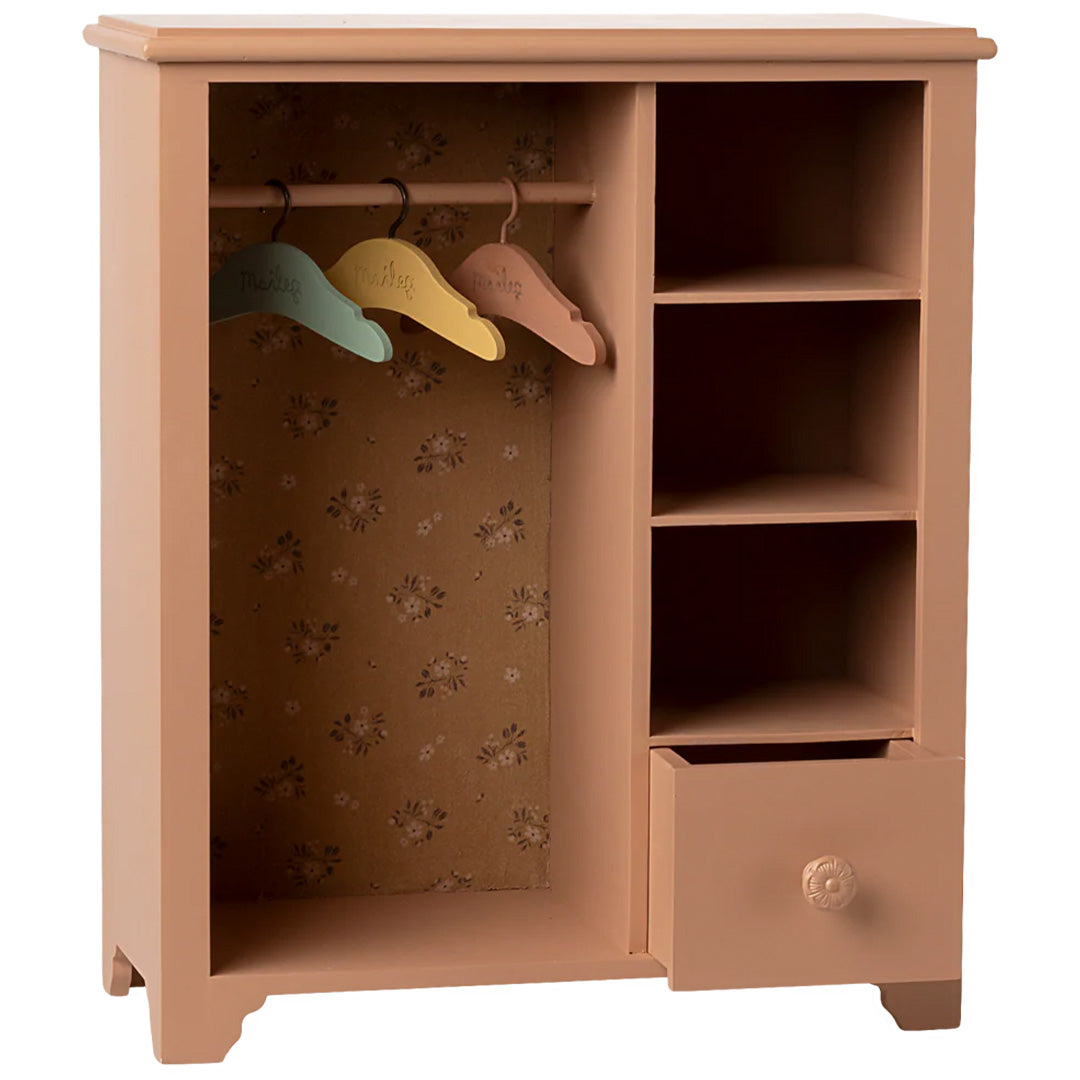 Maileg houten poppenkledingkast in donker poederroze met hangers, planken en een lade.