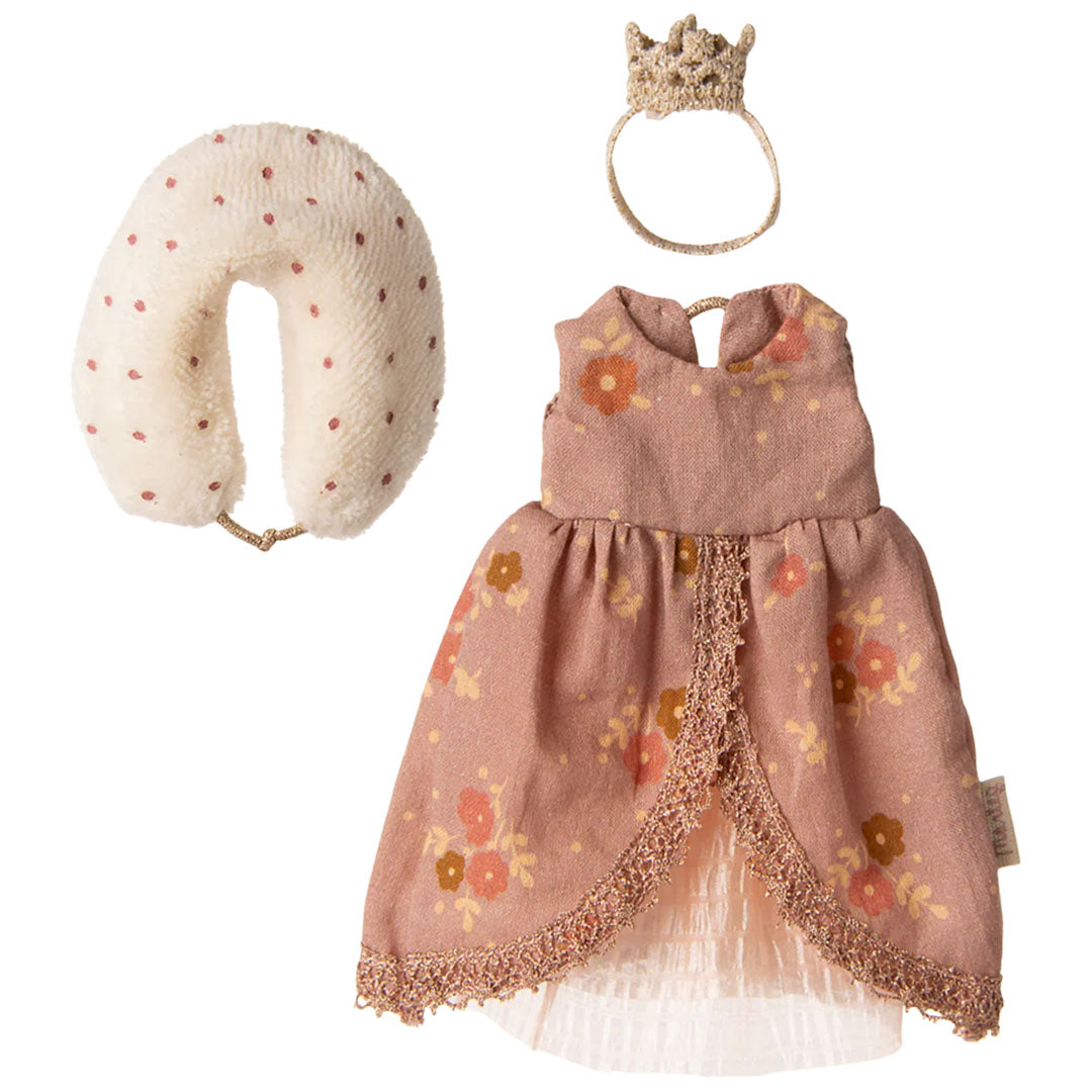 Maileg poppenkleding set met roze gebloemde jurk, gestippeld nekkussen en kroon.