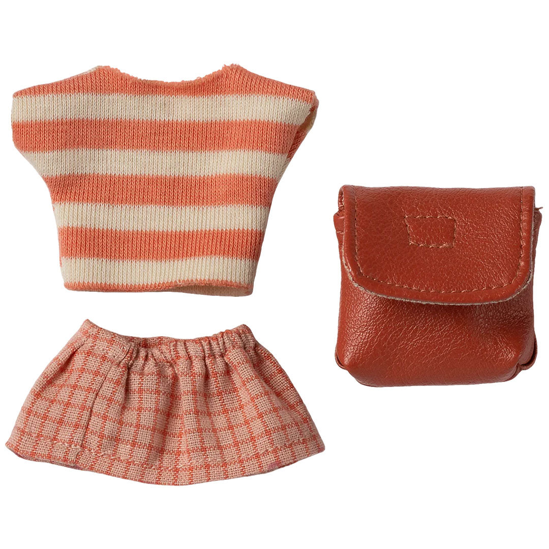 Maileg poppenkleding set met een gestreept topje, geruite rok en bruine tas.