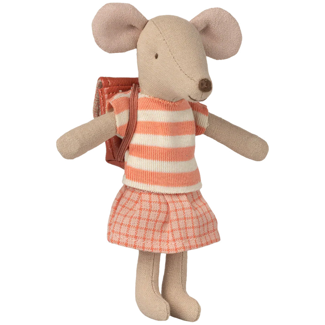 Maileg grote zus muis pop met een gestreept topje, geruite rok en bruine tas op de rug.
