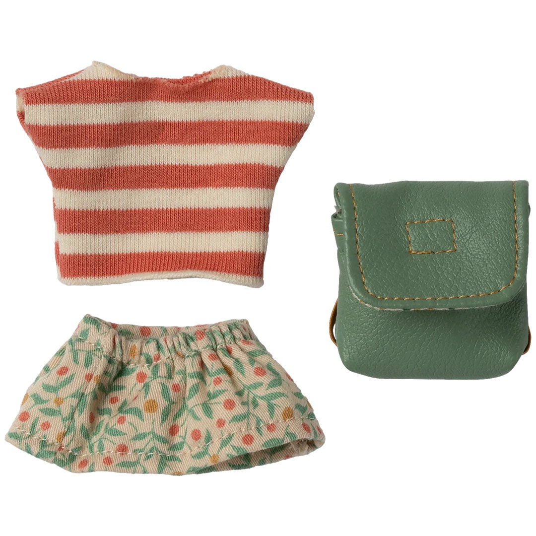 Maileg poppenkleding set met een gestreept shirt, een gebloemde rok en een groene tas.
