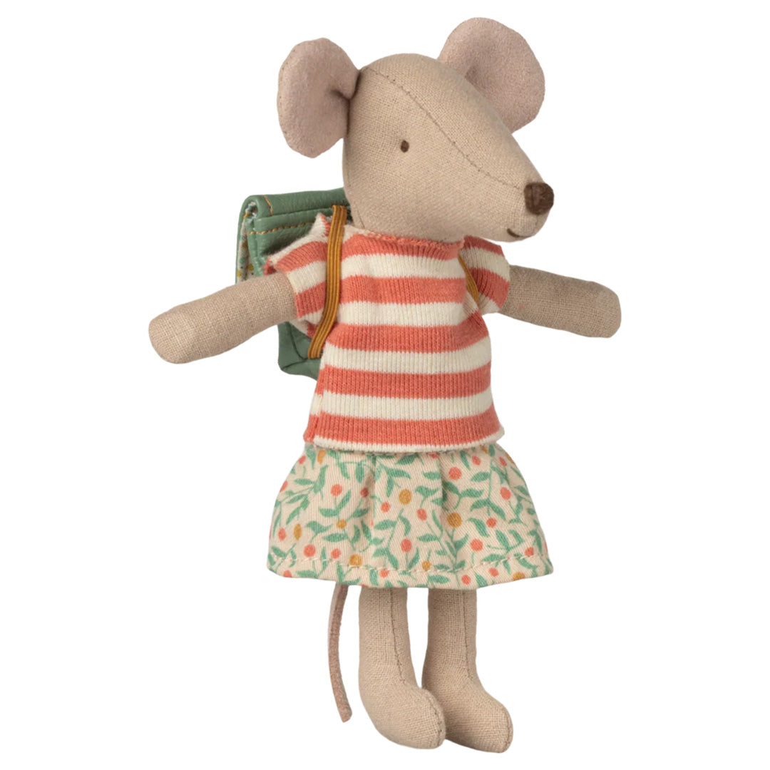 Maileg knuffelmuis met gestreept shirt, gebloemde rok en groene rugzak.