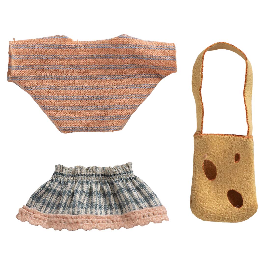 Maileg poppenkleding set met een gestreepte top, geruite rok en gele kaasvormige tas.