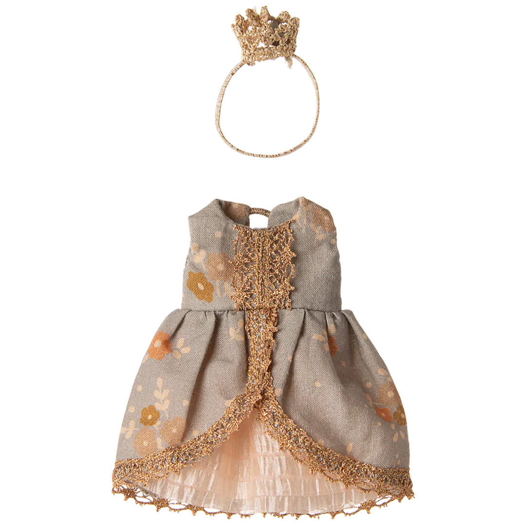 Maileg poppenkleding prinsessenjurk met bloemenpatroon en gouden kroon op een witte achtergrond.