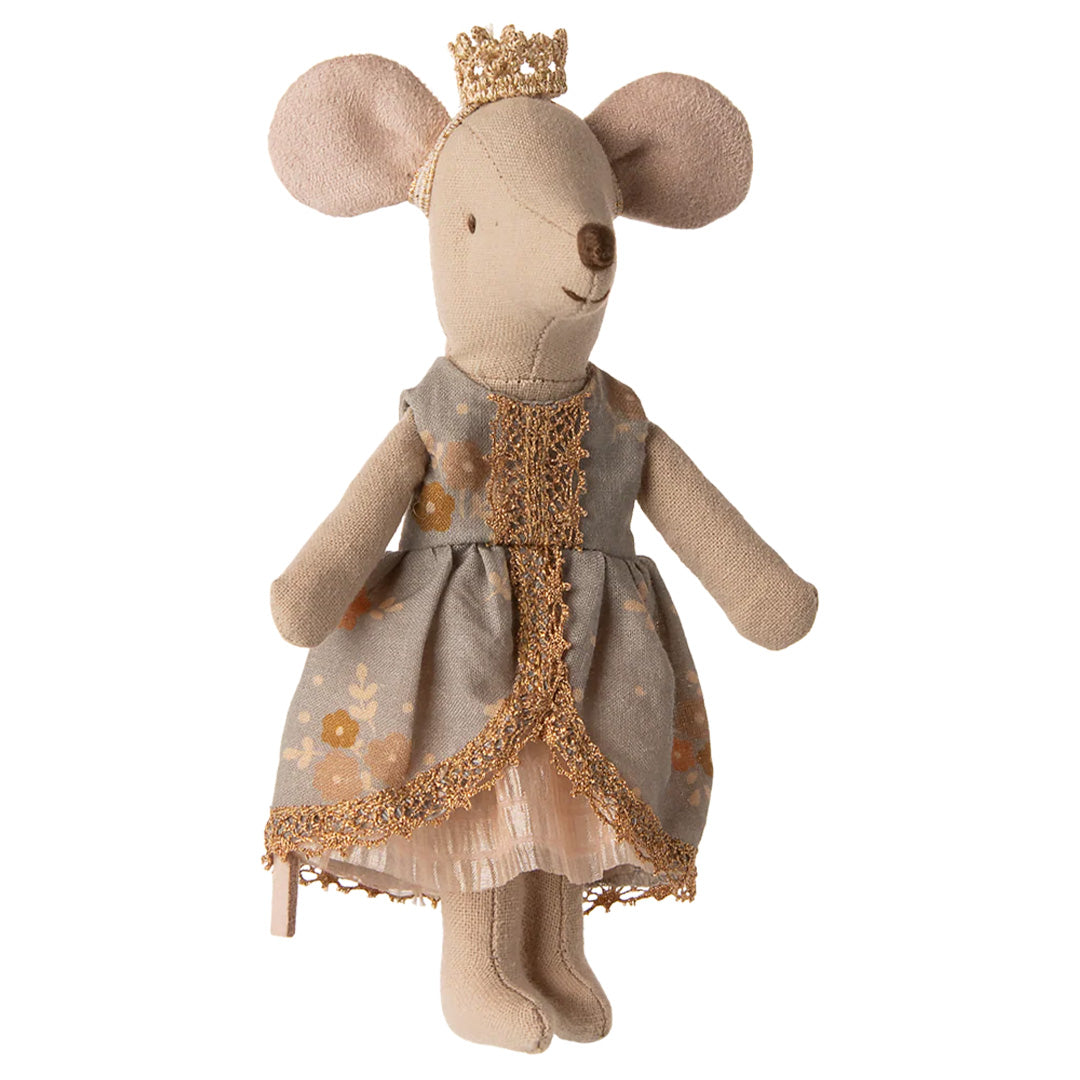 Maileg grote zus muis draagt de beige gebloemde prinsessenjurk met gouden kroon.