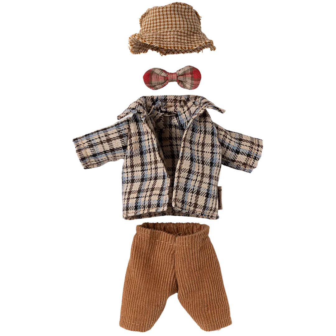 Maileg poppenkleding: een geruite hoed, vlinderdas, jasje en een bruine ribbroek voor een vadermuis.
