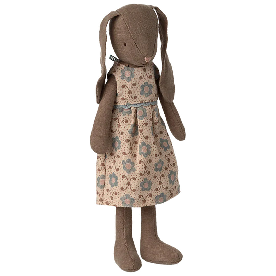 Maileg knuffelkonijn draagt de beige gebloemde poppenjurk.