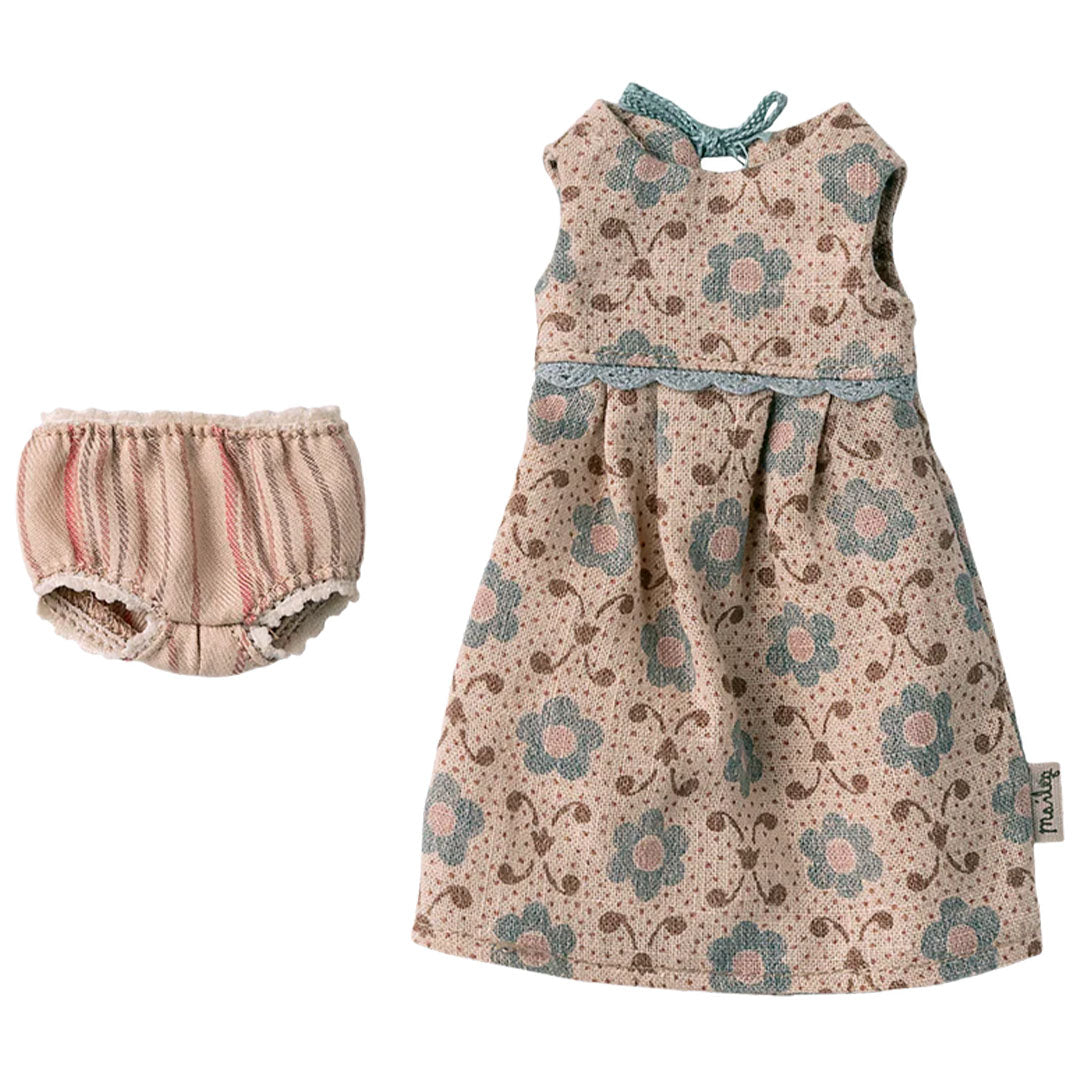Maileg poppenkleding set met een beige gebloemde jurk en gestreepte bloeibroek.