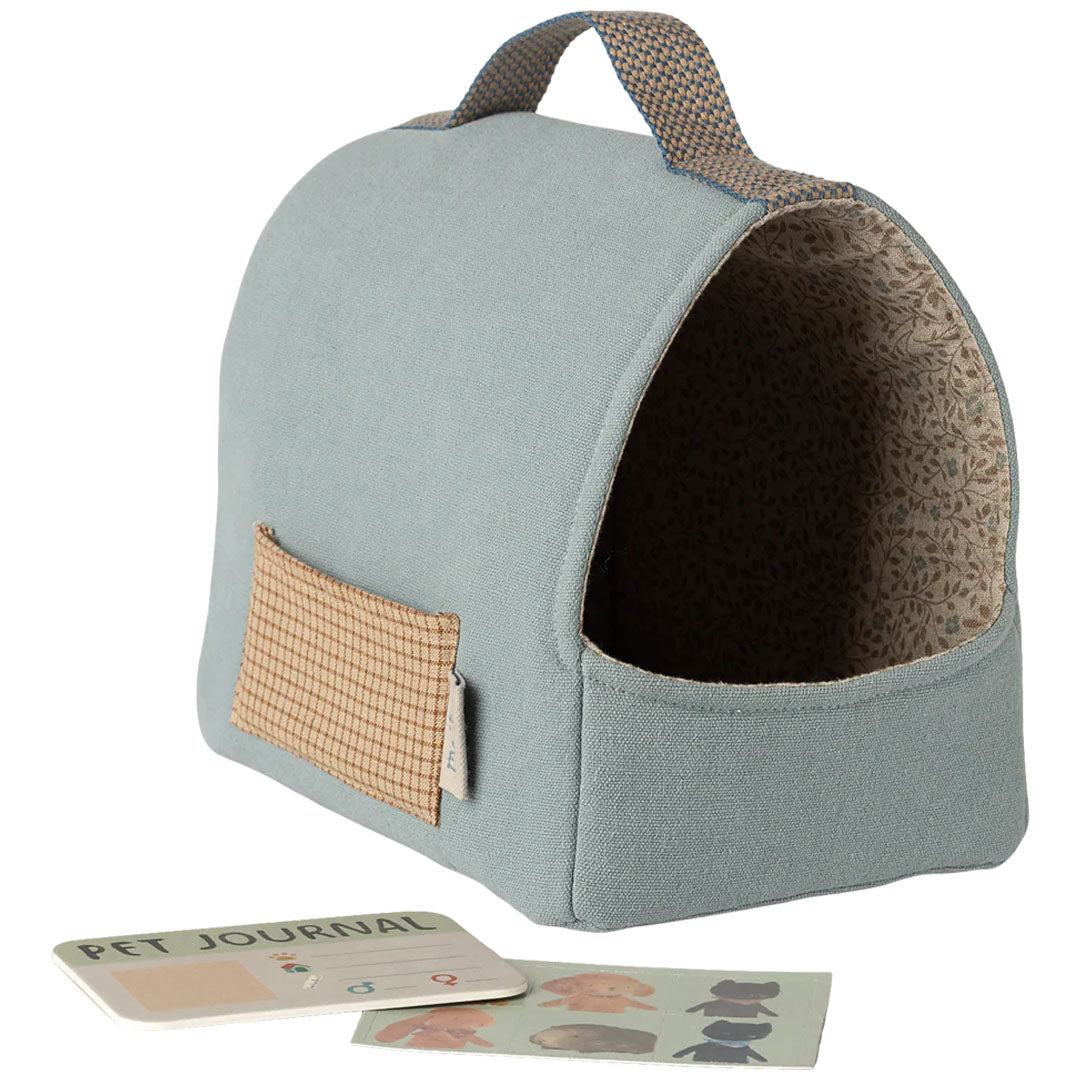 Maileg poppenreistas voor huisdier in dusty blue met geruit zakje en twee kleine kaartjes.