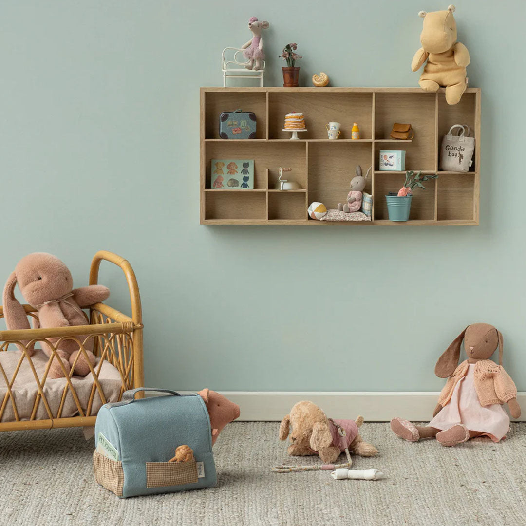 Maileg poppenreistas voor huisdier op de vloer in een speelkamer met andere Maileg knuffels en accessoires.