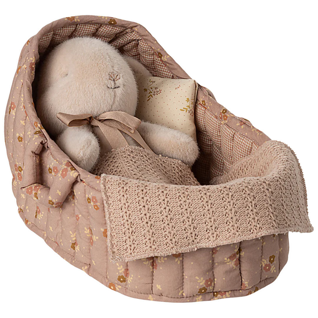 Maileg roze gebloemde poppenreiswieg met een witte konijnenknuffel en deken.