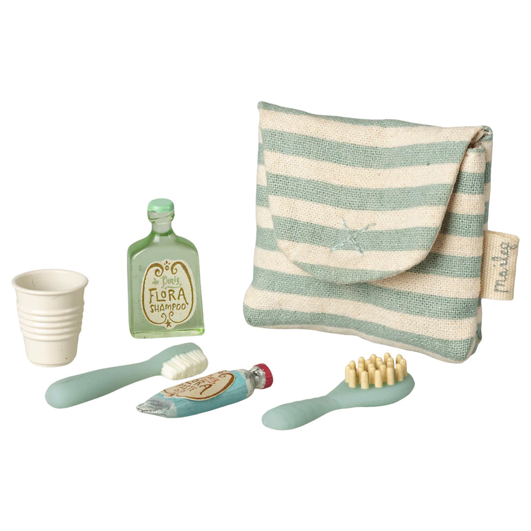 Maileg poppenverzorgingsset met gestreepte tas, flesje shampoo, beker, tandenborstel, tandpasta en haarborstel.