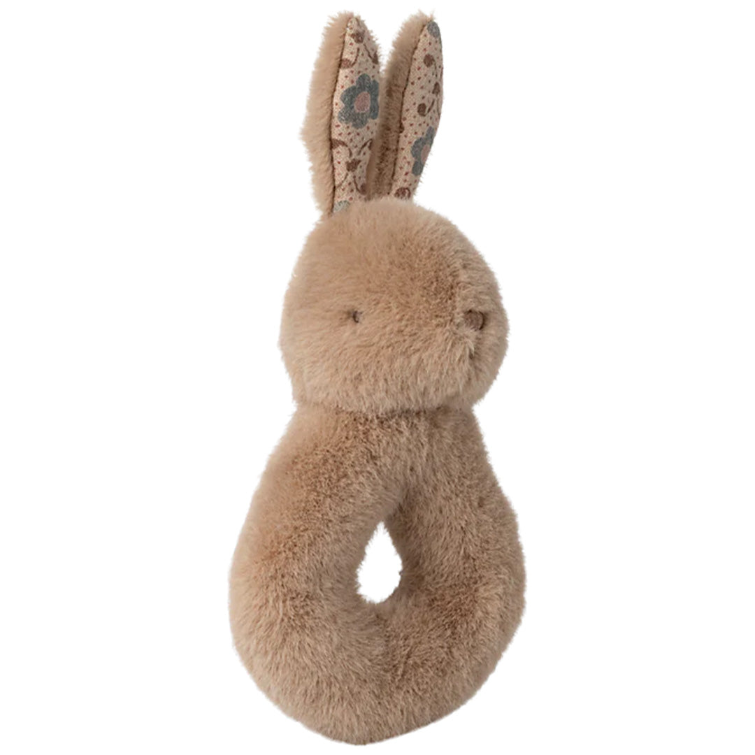 Een Maileg beige pluche konijnenrammelaar.
