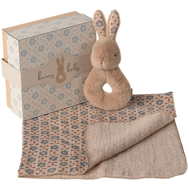 Maileg giftbox met een beige pluche konijnenrammelaar en een gebloemd babydekentje.