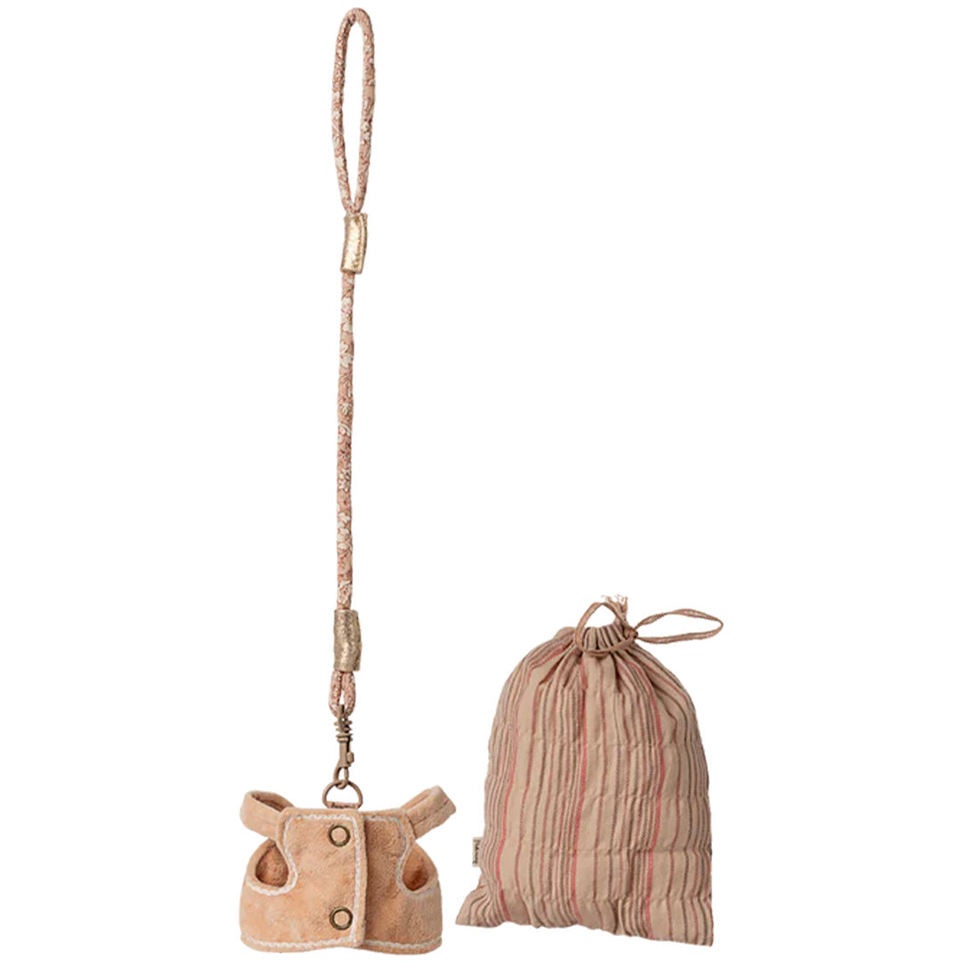 Maileg beige harnas met riem en gestreepte opbergzak voor een knuffel.