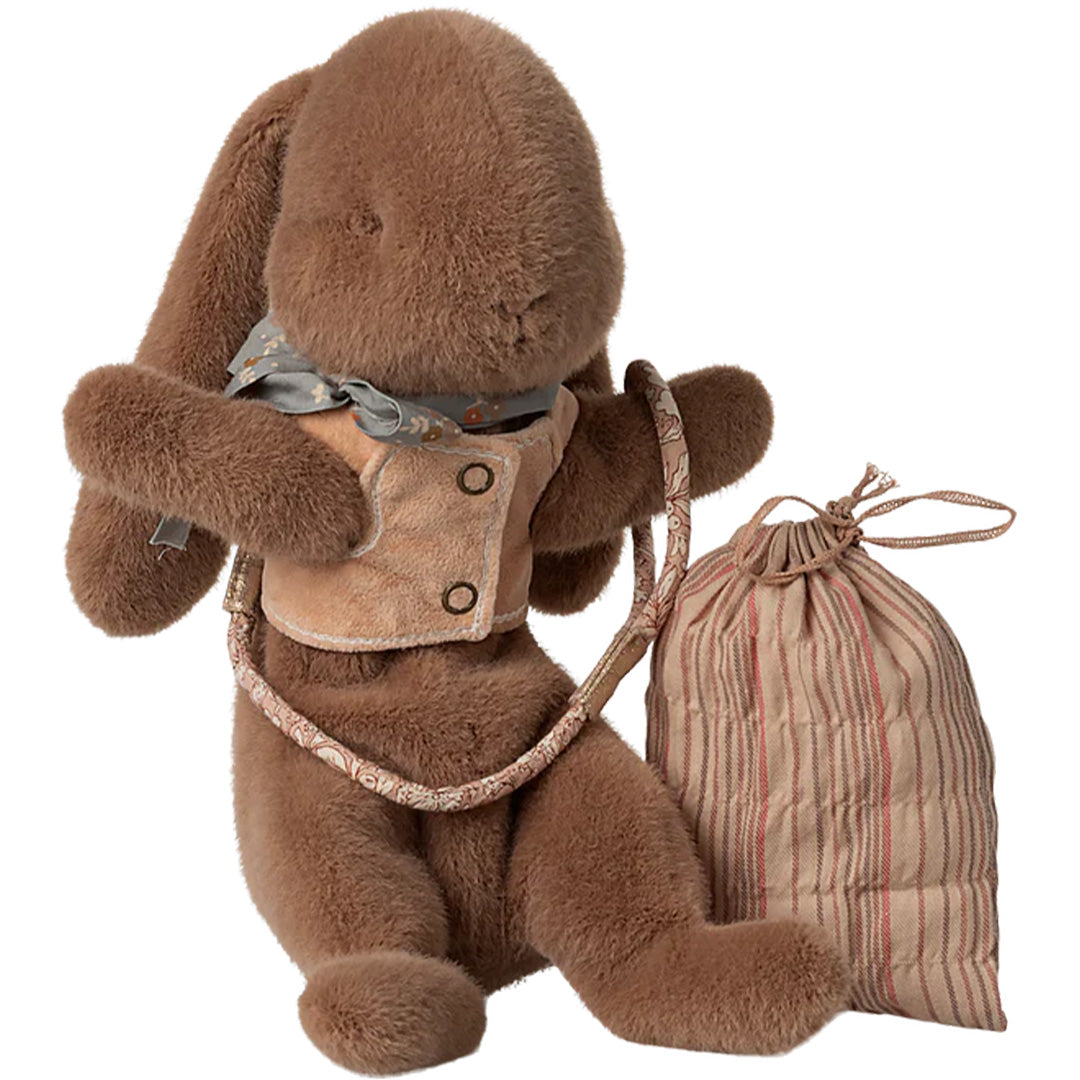 Maileg bruin knuffelkonijn met beige harnas en gestreepte tas.